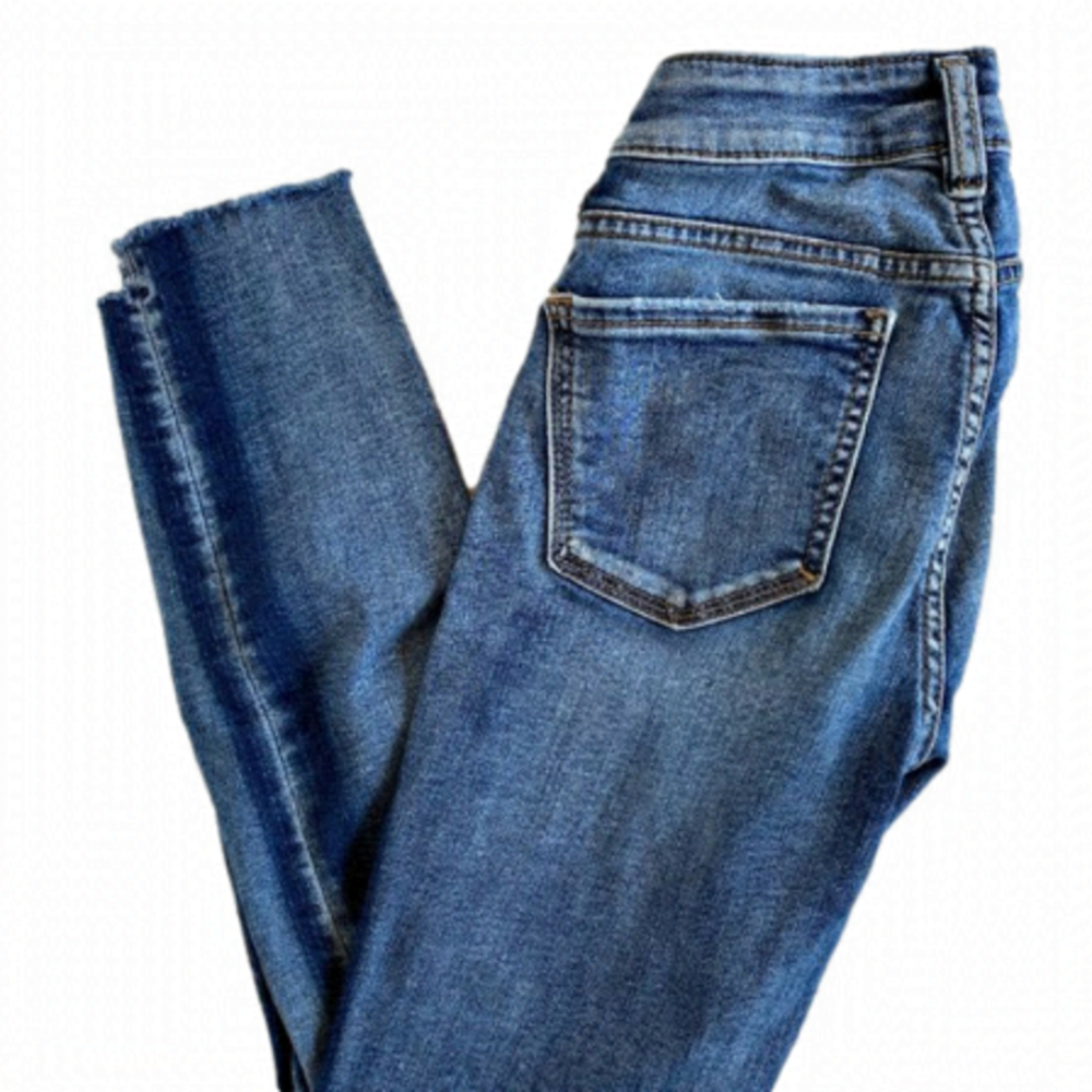 SILVER Jeans Aiko Ankle Skinny. Medium/Light Wash. Raw Hem. 93% Cotton